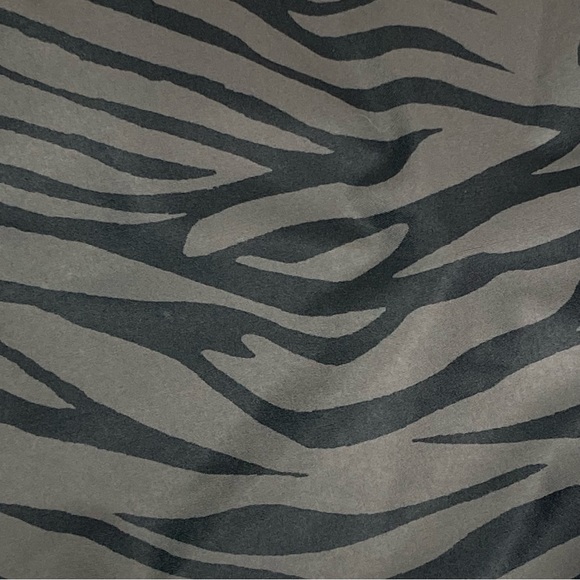 Old Navy Active Long Line Sports Bra Size L Black And Gray Zebra Stripe Print - Picture 2 of 10